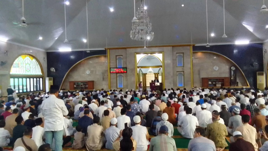 Suasana Salat Idul Adha di Masjid Al-Isra, Tanjung Duren, Jakarta Barat, Rabu (28/6). (Royyan/JawaPos.com)