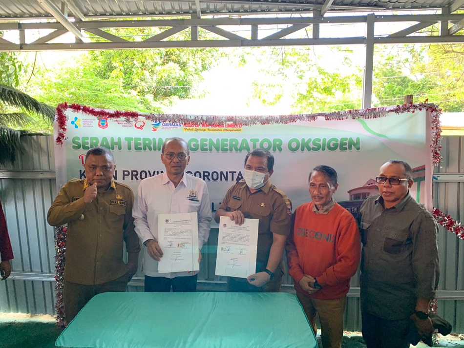 Penyerahan generator oksigen oleh Ketua Kadin Provinsi Gorontalo Muhalim Litty diterima Direktur RSUD  MM Limboto Alaludin Lapananda  disaksikan , Bupati Nelson Pomalingo dan Wabup Hendra Hemeto.(hms)