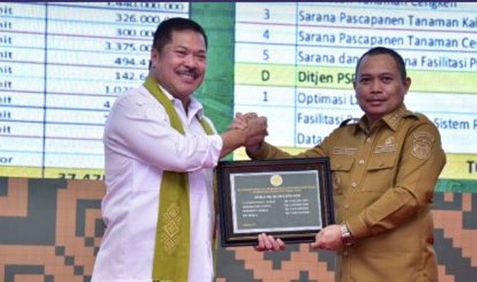 Irjen Kementan Jan S. Maringka (kiri) menyerahkan bantuan  pertanian kepada Penjabat Gubernur Ismail Pakaya (kanan) pada dialog jaga pangan yang berlangsung di Hotel Aston, Selasa (27/6/2023). Bantuan