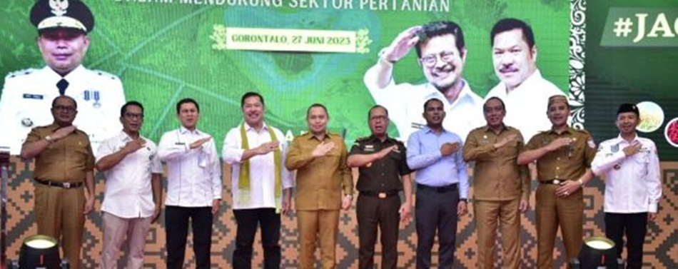 Penjabat Gubernur Ismail Pakaya foto bersama Irjen Kementerian Pertanian Jan S. Maringka usia pembukaan Dialog Jaga Pangan yang berlangsung di Hotel Aston.(Foto: Fikri).