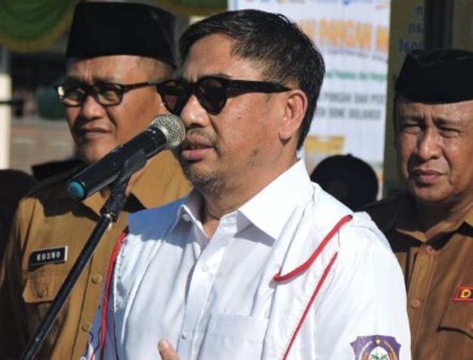 Bupati Hamim Pou usai mengumumkan TPP ASN saat pimpin apel kerja di Lapangan Ippot Tapa.(humas)
