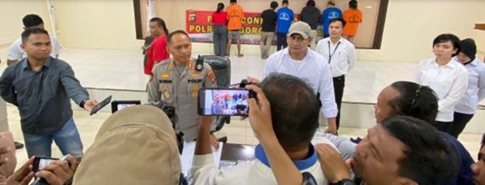 Kapolres Kapolresta Kombespol Dr.Ade Permana,SIK,MH yang didampingi Kasat Reskrim Kompol Leonardo Widharta,SIK, pada press conference.(F:hms-pol)
