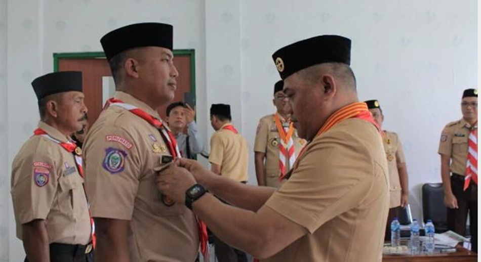 Ketua Kwarcab Nasir Giasi memasang Lencana Pramuka kepada Mabisaka Wira Kartika Letkol Inf. Aribowo Dwi Hartanto, S,IP. M,IP.(humas)