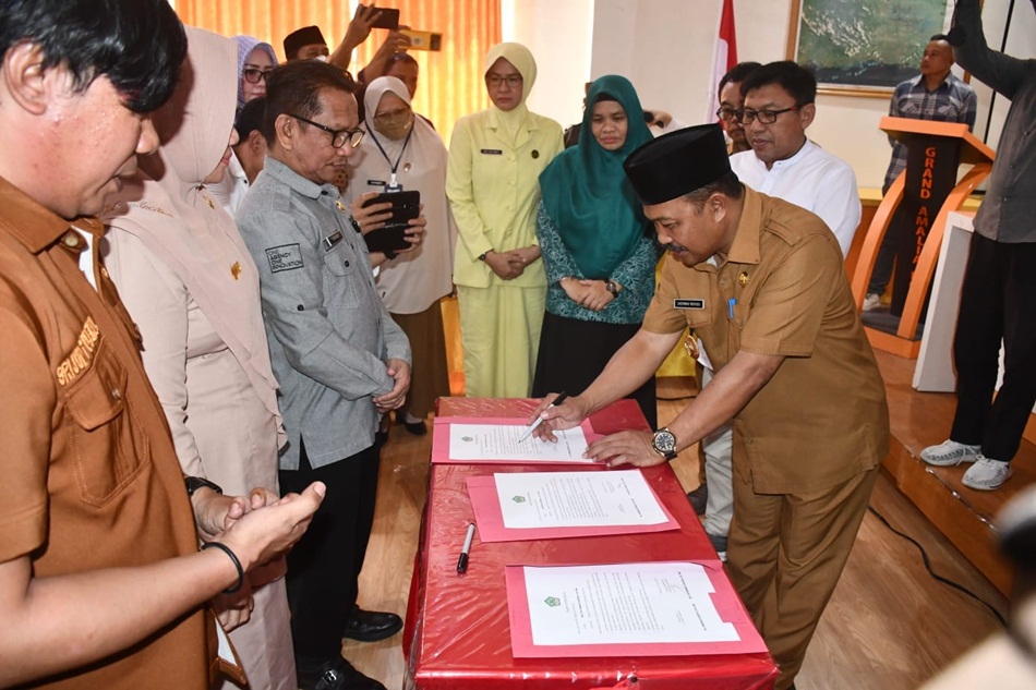 Rembuk stunting Boalemo diwarnai dengan  dengan penandatangan fakta integritas oleh pimpinan OPD.(F:humas)