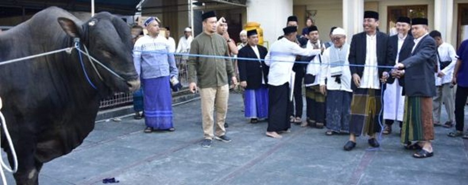 Penjabat Gubernur Gorontalo Ismail Pakay saat menyerahkan bantuan Presiden Republik Indonesia Joko Widodo kepada pengurus Mesjid Agung Baiturrahim, Kota Gorontalo,  (Foto &ndash; Fikri)