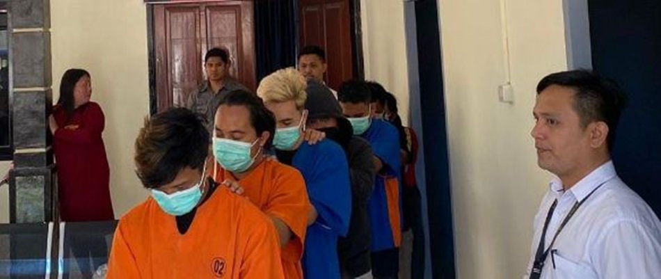 Tujuh tersangka TPPO saat digiring ke sel tahanan Polresta Gorontalo kota.(hms-pol)