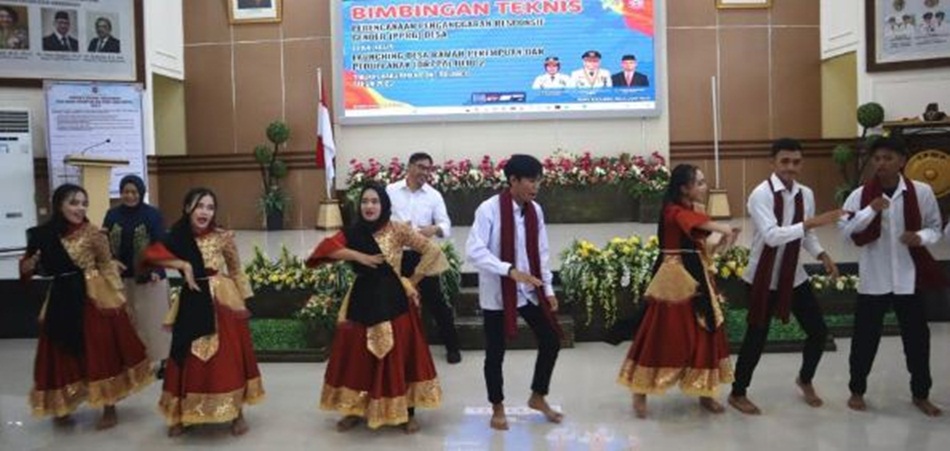 Bupati Hamim Pou pada kegiatan Bimbingan Teknis Perencanaan Penganggaran Responsif Gender (PPRG) Desa sekaligus Launching Desa Ramah Perempuan dan Peduli Anak (DRPPA) Jilid 2 Tingkat Kabupaten Bonebol