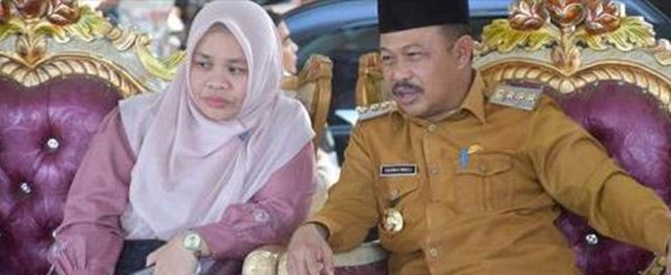 Penjabup Sherman Moridu bersama Ketua TP PKK saat menghadiri gerakan pangan murah di alun-alun Tilamuta.(hms)