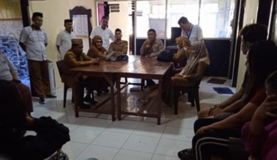 Mengundang para orang tua dari ke empat wanita tersebut. Kemudian  kepala desa setempat, berkoordinasi dengan dinas sosial dan P3A, untuk pembinaan. Selanjutnya mengamankan di panti Sosial.(hms-pol)