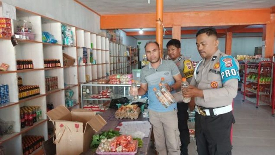 Tim Polsek Tibawa saat mendatangi warung jualan miras Cap Tikus (hms-pol)