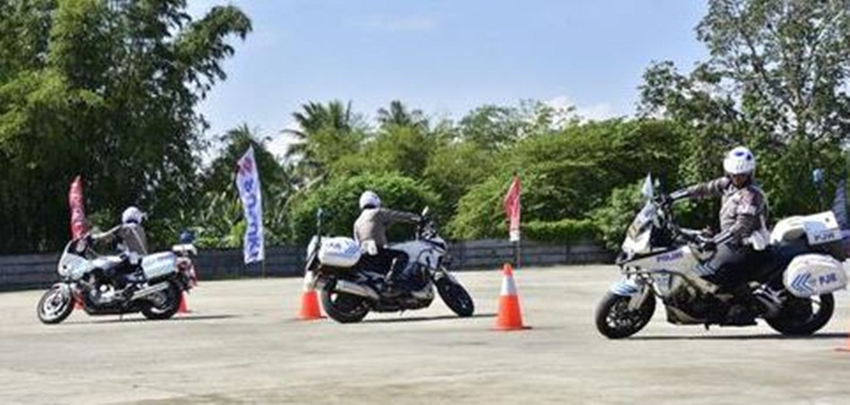 Pembukaan lomba ini turut dimeriahkan dengan persembahan atraksi safety riding dan driving dari Satuan Patroli Jalan Raya (PJR) Ditlantas Polda Gorontalo.(Nova)