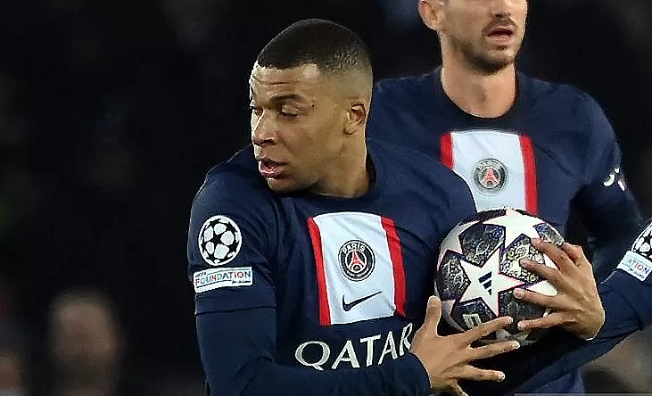 Penyerang Paris Saint-Germain Kylian Mbappe (kiri) melakukan selebrasi setelah mencetak yang kemudian dianulir wasit dalam pertandingan leg pertama babak 16 besar Liga Champions lawan Bayern Muenchen