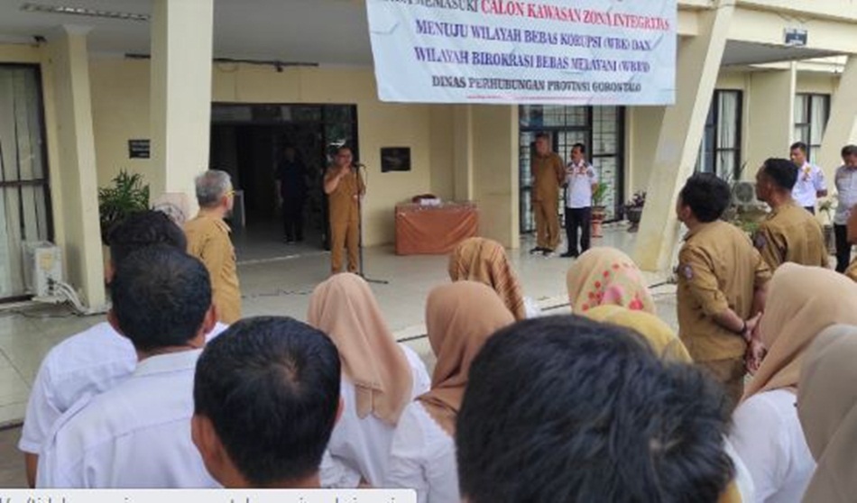 Penjabat Gubernur Ismail Pakaya saat memimpin apel pagi di halaman kantor Dinas Kominfo dan Dinas Perhubungan Provinsi Gorontalo, Senin (03/07/2023).(FKominfo)