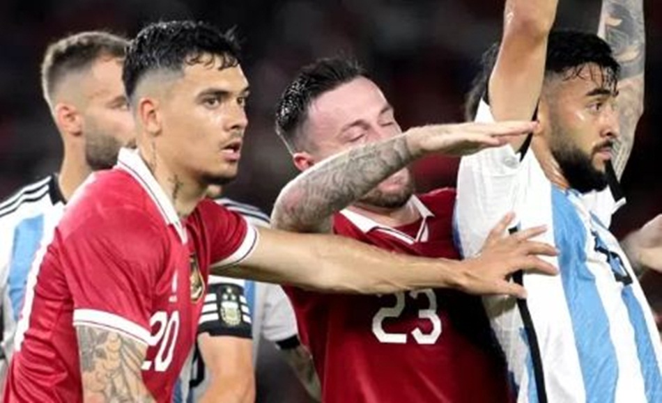 Shayne Pattynama saat memperkuat timnas Indonesia kontra Argentina di SUGBK. Kekalahan itu membuat Indonesia turun peringkat menjadi 150 dunia. (Haritsah Almudatsir/Jawa Pos)
