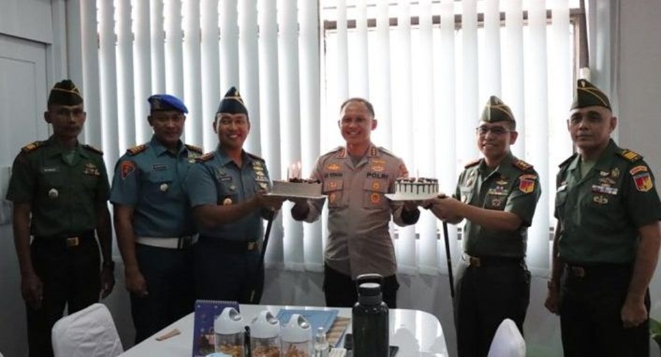 Dandim dan Komandan Lanal menyerahkan kue ulang tahun sebagai kado di Hari Bhayangkara ke-77   kepada Kapolresta Gorontalo Kota Kombes Pol. Dr. Ade Permana.(F:hms-pol)