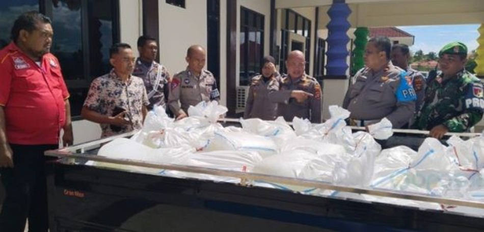 Barang bukti Cap tikus sebanyak 40 karung yang berisi masing-masing 25 liter saat diamankan ke Polres Gorontalo Utara,(hms-pol)