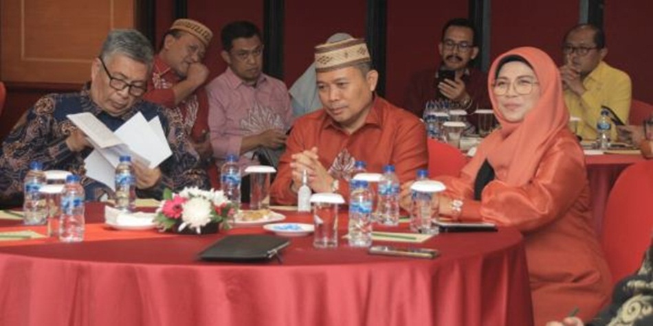 Penjagub Ismail Pakaya didampingi istri Fima Agustina menghadiri Tablet Top Tourism Meeting Government to Government Sulawesi yang berlangsung di Hotel Borobudur, Jakarta. (Foto &ndash; Anna Dispar)
