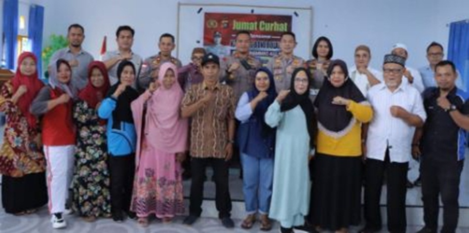 Kapolres Bone Bolango Akbp Muhammad Alli.SIK, bersama para Pejabat Utama Polres Bone Bolango melaksanakan Jumat Curhat di Aula Kantor Desa Boludawa,(F: hms-pol)