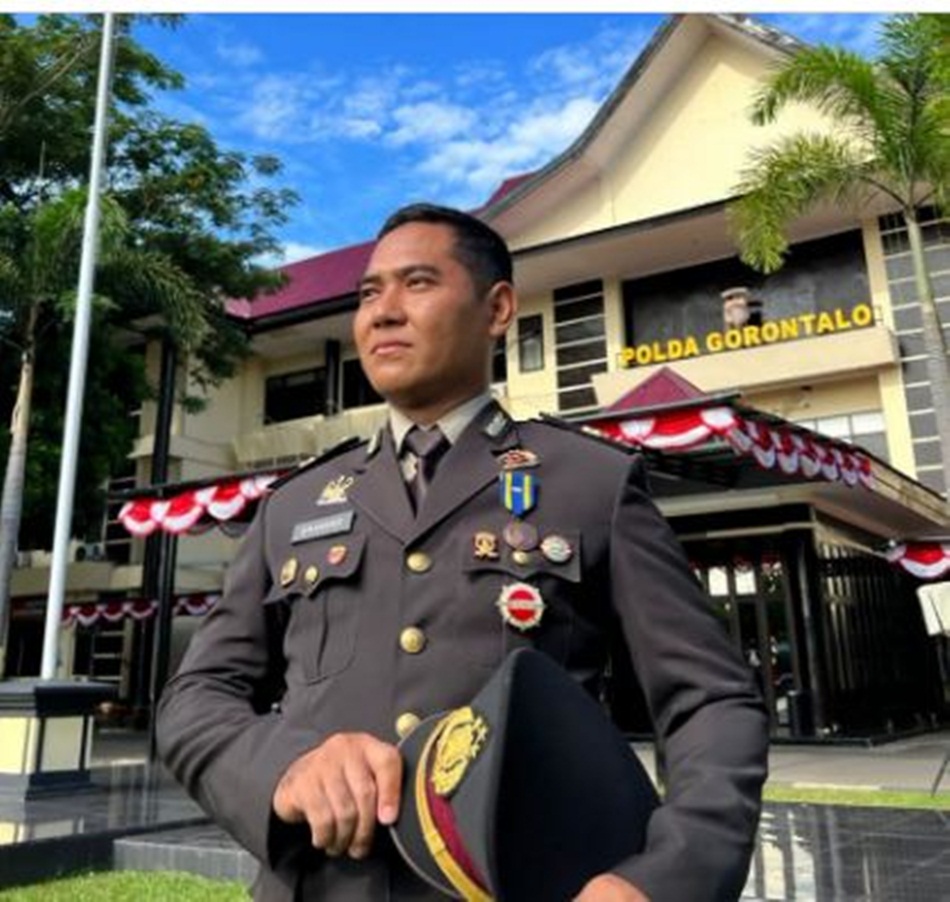 Iptu Brandes berpose di halaman Polda Gorontalo usai di wisuda.(Hms-Pol).