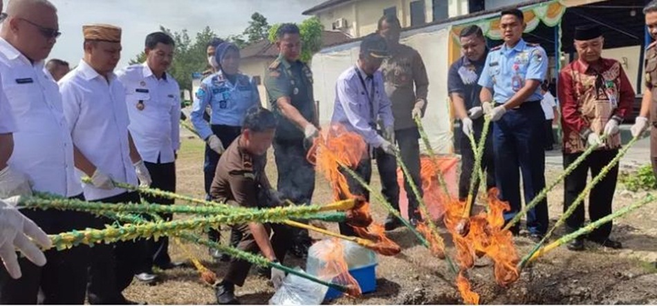 Pemusnahan barang bukti oleh Kejari Kabupaten Gorontalo,dihadiri Forkopimda kabupaten Gorontalo, dan Tokoh masyarakat,Tokoh Agama.(Yola).