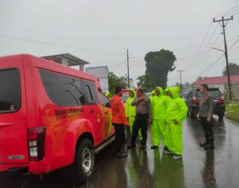 Tim Basarnas Gorontalo dibantu TNI / Polri menyisir lokasi di sekitar Bukit Arang, tempat terakhir korban Sutarpin terlihat.(F:hms-pol)
