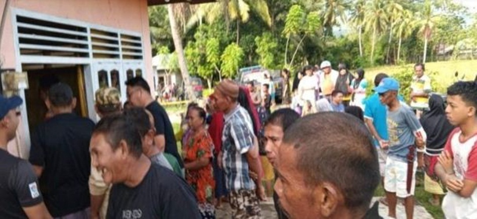 warga ramai yang memadati rumah korban gantung diri di Kecamatan Suwawa, Bone Bolango.(F:istimewa)