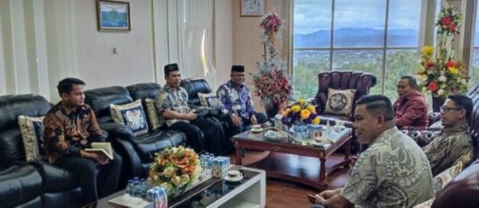 Kepala Kantor Kementerian Agama Provinsi Gorontalo Muflih B. Fattah dan jajarannya, saat melakukan pertemuan dengan Penjabat Gubernur Gorontalo Ismail Pakaya, di ruang Kerja Gubernuran.(Foto:Syarul).