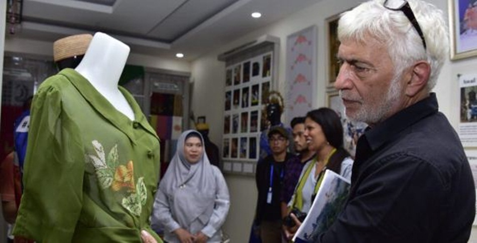 Sekretaris Jenderal Global Geopark Network (Sekjen GGN) Mr. Guy Martini saat berkunjung Rumah Karawo, Kain khas tradisional Gorontalo itu dipandang sebagai warisan budaya ((Foto &ndash; Fadly)