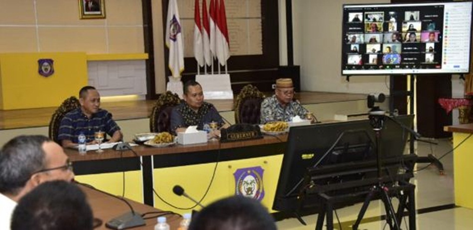 Penjagub Gorontalo Ismail Pakaya saat memimpin rapat secara virtual dengan seluruh Kepala-Kepala Sekolah SMA/SMK/SLB se Provinsi Gorontalo, Sabtu, (8/7/2023). (Foto &ndash; Nova)