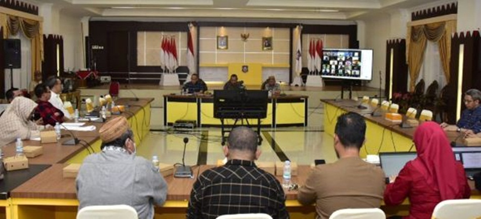 Suasana rapat bersama seluruh Kepala Sekolah SMA SMK sederajat dan pegawai Tata Usaha yang hadir secara virtual bersama   Penjagub Ismail Pakaya, di Rujab Gubernur, Sabtu (8/7/2023). (Foto &ndash; Nova)