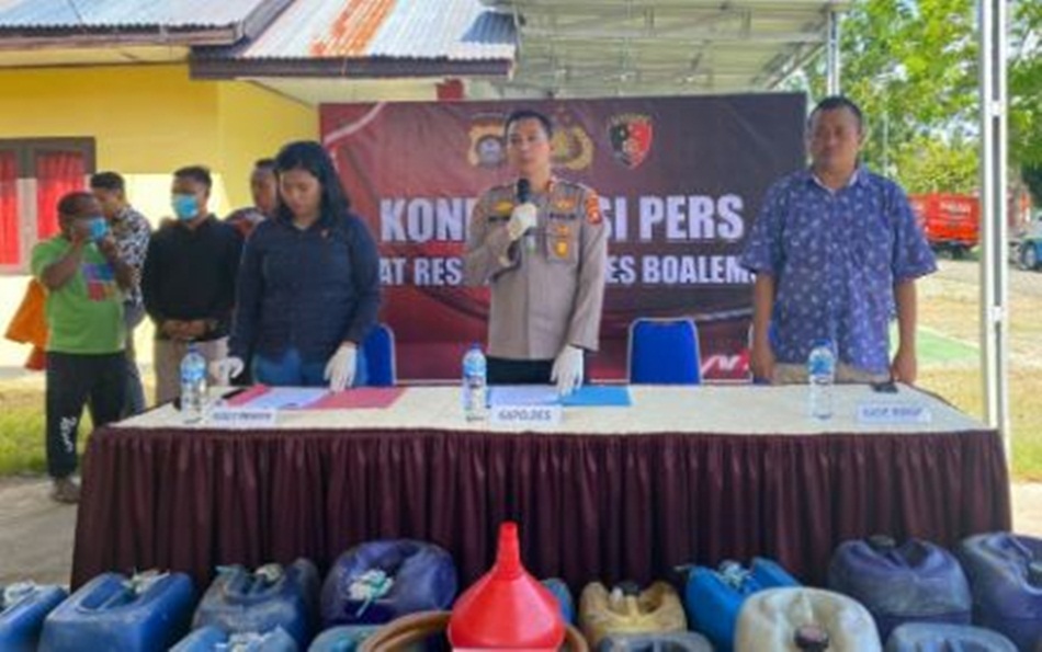 Konferensi pers Polres Boalemo terkait penimbunan BBM bersubsidi jenis solar(hms-pol)