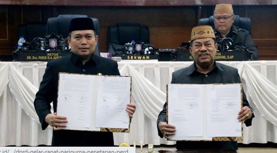 Penandatanganan keputusan DPRD dan penandatangan berita acara persetujuan bersama oleh Penjabat Gubernur  Ismail Pakaya dan Ketua DPRD Provinsi Gorontalo Paris RA Jusuf, pada Rapat Paripurna (F:Mila)