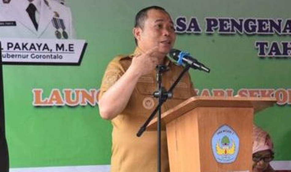 Penjagub Ismail Pakaya bersama siswa baru di SMA Negeri 7 Kota Gorontalo pada penerimaan siswa baru sekaligus meresmikan   program lima hari sekolah di SMA 7 Kota Gorontalo. Foto &ndash; Mila