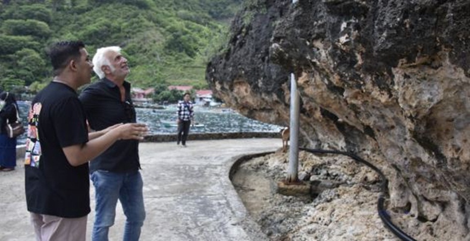 Sekretaris Jenderal Global Geopark Network (GGN) UNESCO Guy Martini saat melihat langsung keindahan batu gamping terumbu dan breksi prikolalastik menjadi karakteristik geologi yang ada di geosite Tama
