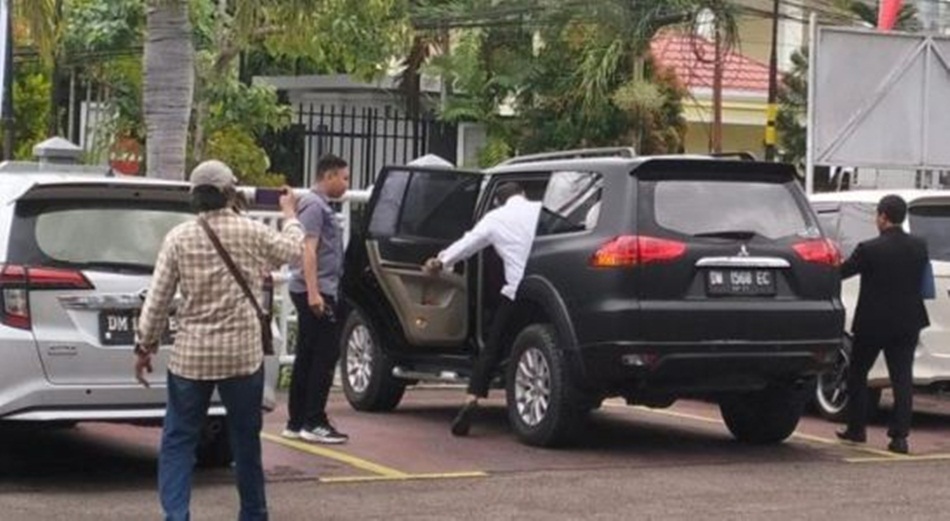 Bupati Bone Bolango Hamim Pou   usai diperiksa  Kejaksaan Tinggi (Kejati) Gorontalo. Sebagai saksi terkait dugaan korupsi di Perusahaan Daerah Air Minum (PDAM) Bonebol.(Ist)
