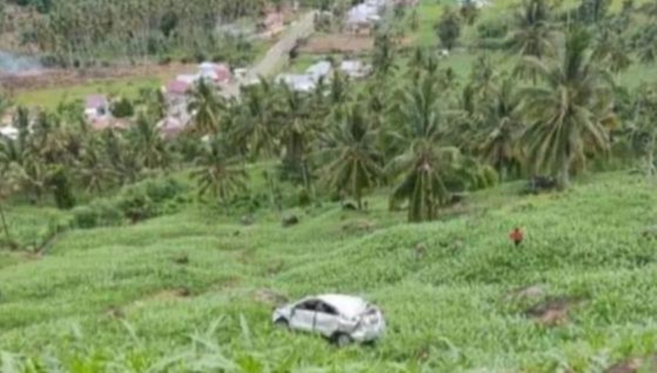 Satu unit mobil Avanza warna silver bernomor polisi DM 1648 F di Kecamatan Sumalata Kabupaten Gorontalo Utara, masuk jurang   akibat kecelakaan lalu lintas tunggal di Desa Kikia.(F:istimewa)