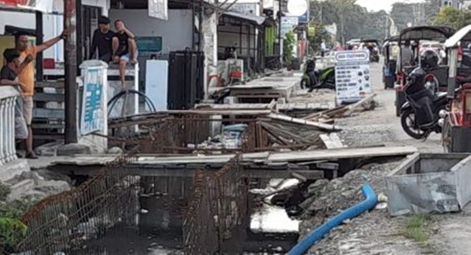 Kondisi pekerjaan  saluran di Jalan Nani Wartabone. yang pekerjaannya terhenti.(F:istimewa)