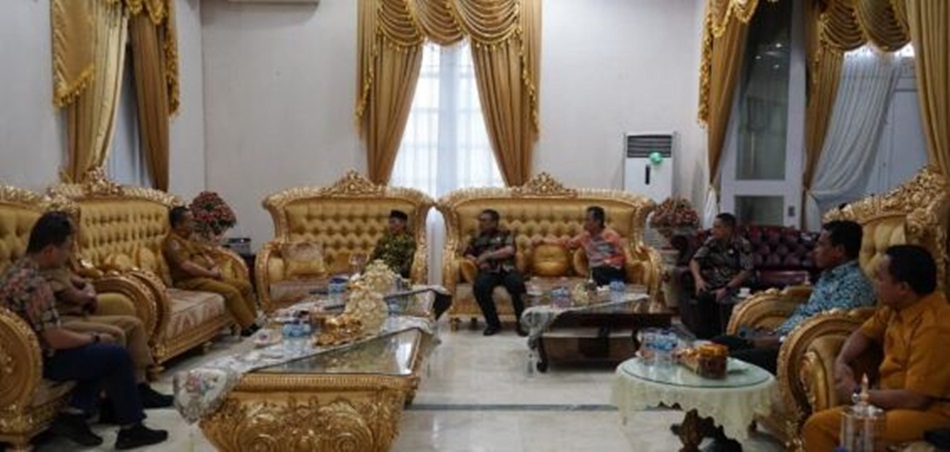 Suasana pertemuan Pemkab Gorontalo dipimpin Bupati Nelson Pomalingo dengan Penjabat Gubernur Gorontalo bersama jajaran, di Rujab Gubernur, Selasa, (11/7/2023). (Foto &ndash; Valen)