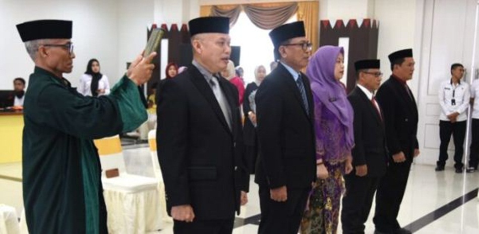 Penjabat Gubernur Gorontalo Ismail Pakaya melantik Lima pejabat pimpinan tinggi pratama lingkup Pemerintah Provinsi Gorontalo. (Foto : Haris)