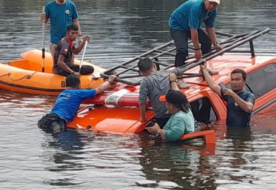 Suasana saat evakuasu Mobil Dinas BPBD Kabupaten Bone Bolango yang tercebur ke Danau Perintis (istimewa)