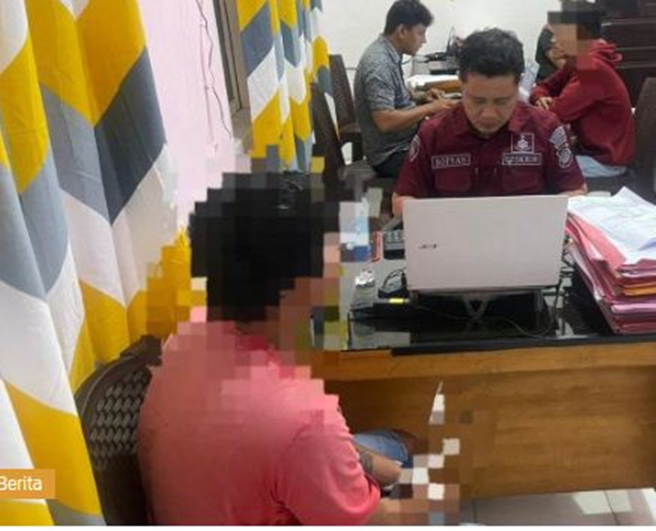 Pelaku penikaman yang terjadi di depan kantor Lurah Wongkaditi timur saat menjalani pemeriksaan di Polresta Gorontalo Kota.(hms-pol)