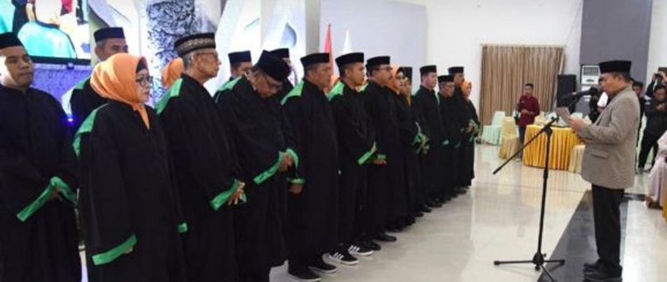 Penjagub Ismail Pakaya melantik dewan hakim yang akan bertugas pada STQH tingkat Provinsi Gorontalo di Asrama Haji Kota Gorontalo. (Foto : Haris)