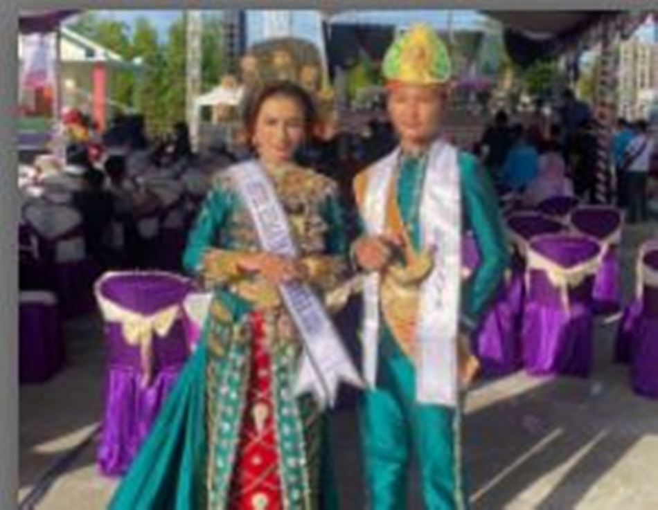 memakai costume busana adat dari Umaydiego  Wedding yang dipercayakan dinas Pariwisata Pohuwato. Keduanya bertugas sebagai penerima tamu vip .pada event Pesona Pohon  Cinta.(Istimewa)