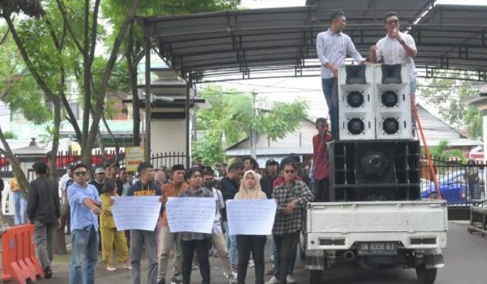 Sejumlah masyarakat yang tergabung dalam Gerakan Masyarakat, Pemuda, dan Mahasiswa Peduli Hukum Provinsi Gorontalo yang   menggelar aksi demo di gerbang Polda Gorontalo. (Foto: istimewa)
