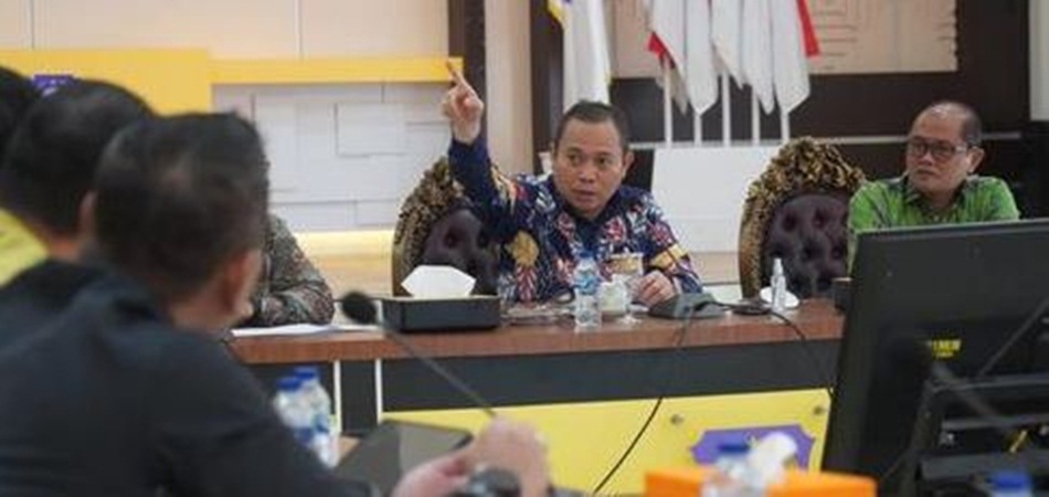 Penjabat Gubernur Gorontalo Ismail Pakaya saat menyampaikan usulan perbaikan jalan Tulabolo-Pinogu pada pertemuan bersama   Balai Pelaksanaan Jalan Nasional Gorontalo, di Aula Rujab Gubernur(F:Valen)