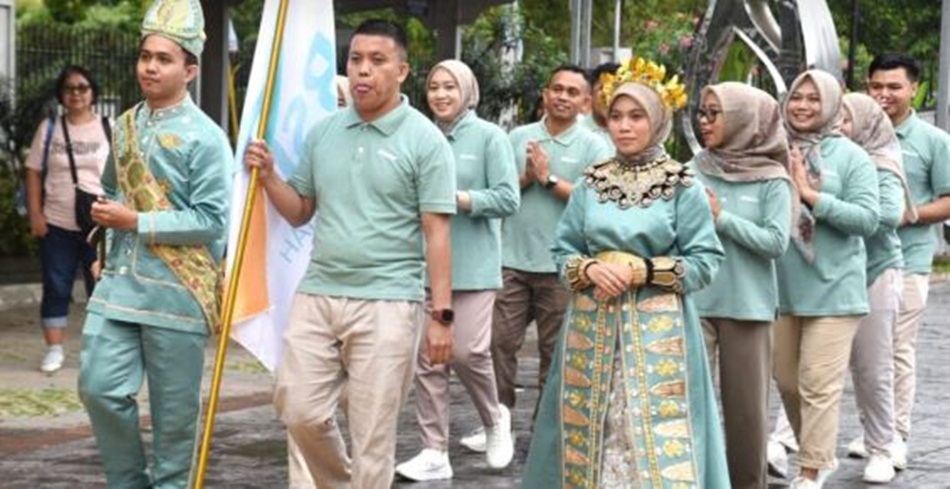 Sejumlah karyawan Bank Syariah Indonesia Cabang Gorontalo mengikuti defile pada pembukaan Porsebank tahun 2023 di halaman  Kantor Perwakilan BI Gorontalo, Sabtu (15/7/2023). (Foto : Haris)