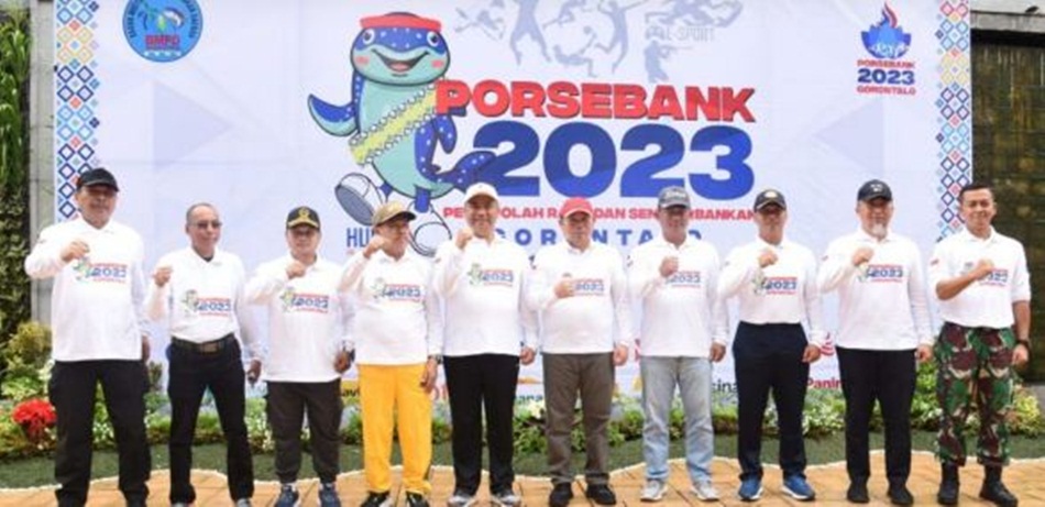Foto bersama unsur Forkopimda dengan Penjagub Gorontalo, Ismail Pakaya, pada pembukaan Porsebank tahun 2023 di halaman   Kantor Perwakilan BI Gorontalo, Sabtu (15/7/2023). (Foto : Haris)
