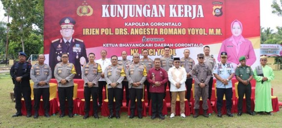 Kunjungan Kerja Kapolda Gorontalo Irjen Pol. Drs. Angesta Romano Yoyol, MM.di Boalemo disambut dengan adat Mopolahu Toluteya..(hms-pol)