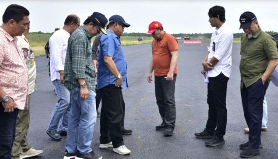 Penjagub Gorontalo Ismail Pakaya, pada kunjungannya ke Bandara Pohuwato, Minggu (16/7/2023).(F:Hms-Kmfo)