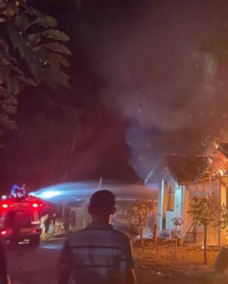 Kebakaran yang menghanguskan dua rumah asrama kepolisian di polres Boalemo (Istimewa).